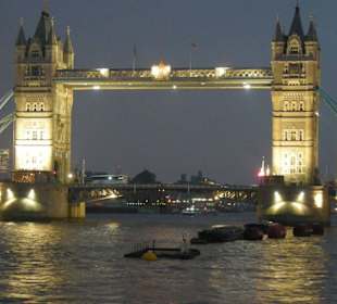 Il Tower Bridge di notte
