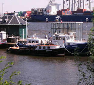 Barkasse und Zollboot