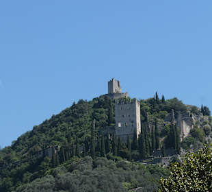 Blick zum Burgfelsen mit dem Castello di Arco