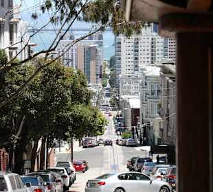 Der Blick vom Trittbrett die Straße entlang