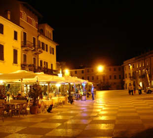 Marktplatz am Hafen bei Nacht