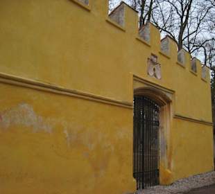 'Mauerrest' der alten Parkanlage mit Tor