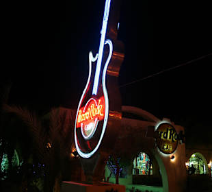 Gitarre vor dem Laden