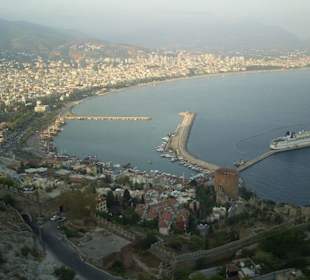 Widok ze wzgórza kale na port w alanyi