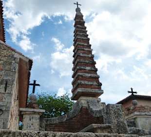 Gemauerte Säulen neben der Kirche