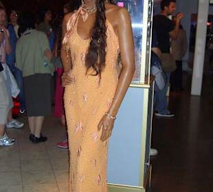 Naomi in Wachs hot hot hot