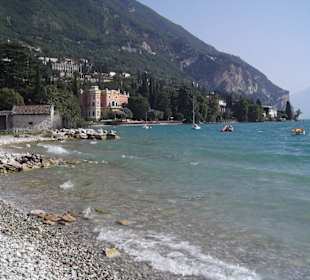 Kieselstrand Blick Richtung Villa Bettoni
