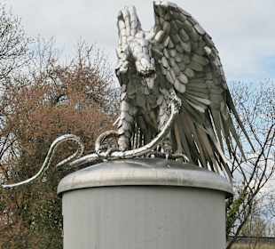 Adler und Schlange aus nichtrostendem Stahl