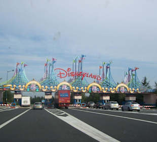 Einfahrt zum Disneyland Paris.