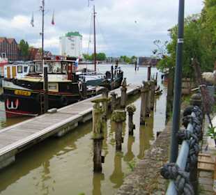 Museumshafen: alte Schlepper und Schub-Boote