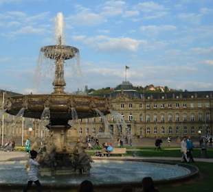 Bunnen am Schlossplatz mit Neuem Schloss