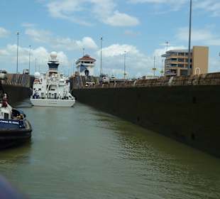 Schleusen-Durchfahrt auf den Panama Kanal