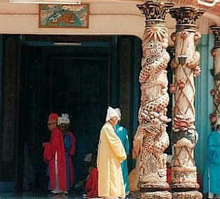 Eingang Cao Dai Tempel