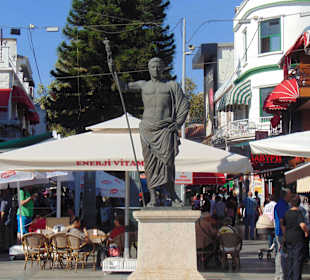 Marktplatz mit Denkmal