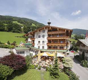 Landhotel Zenzerwirt mit dem Gastgarten