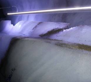 Blaues Eis in der Gletscherspalte