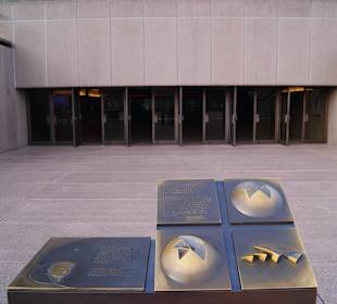 Eingang zur Oper mit Gedenktafel Jörn Utzon