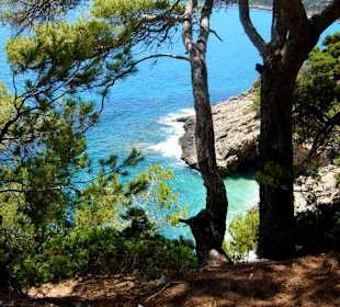 Abhang vor der Höhle