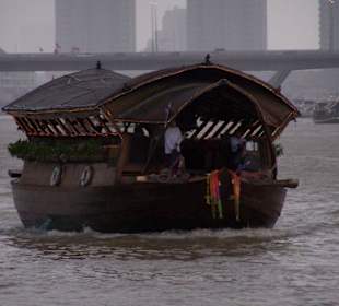 Ankommendes Boot bei Regen