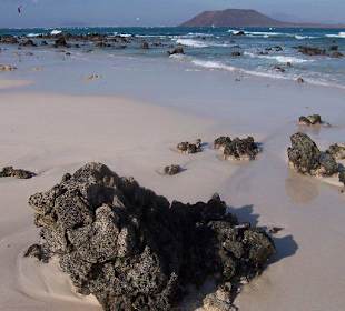 Schwarze Lava und gelber Sand