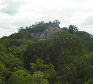 Blick zu einer ausgegrabenen Pyramide