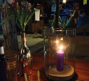 Tischdeko mit Kerze und Blumen