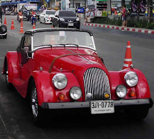 Schöne Oldtimer bei der Parade