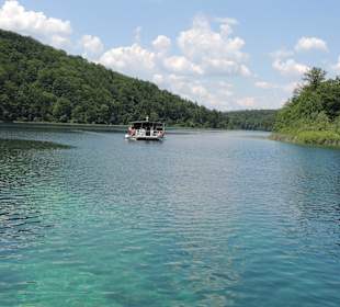 Mit den Boot über den großen See