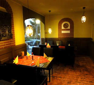 Blick in das abendliche Restaurant