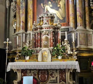 Der Hauptaltar der Kirche San Benedetto