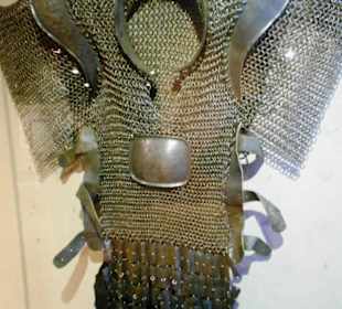 Ausstellungsstücke im Inneraum