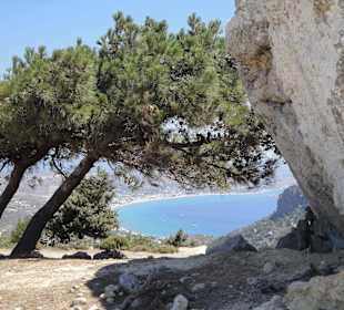 Auf dem Weg in die Berge mit Blick auf Kefalos Bay