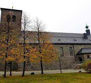 Die Kirche seitlich gewaltig