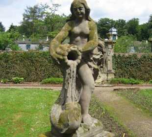 Eine Figur die den Garten schmückt.