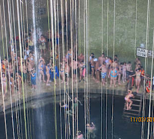 Schwimmwillige in einer Cenote