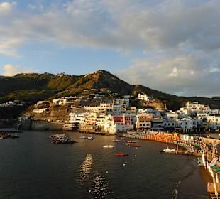 Blick auf Sant' Angelo bei Sonnenuntergang