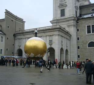 Kugel mit Figur? Ähnelt Mozartkugel