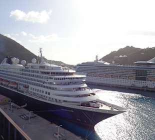 Kreuzfahrtschiffe am Pier
