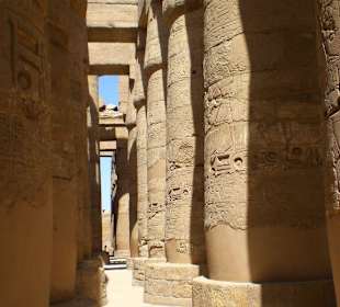 Die Säulenhalle im Tempel Karnak
