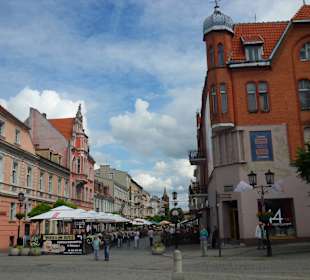 Widok z Rynku na głowny deptak