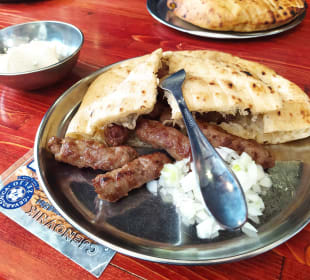 Cevapcici mit Lepinje und Kajmak