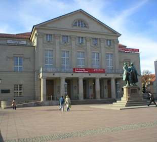 Goethe/Schiller-Denkmal vor dem Theater Weimar 