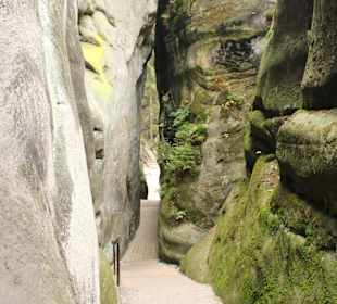 Droga w skalnym mieście