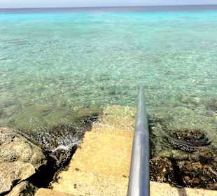 Treppe vom Strand ins Meer