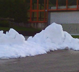 Eis vor der Eissporthalle