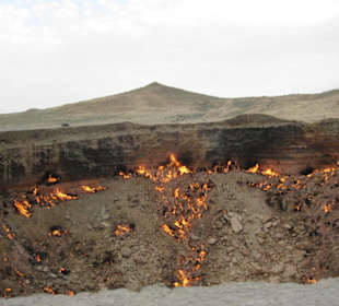 Feuerkrater in der Wüste