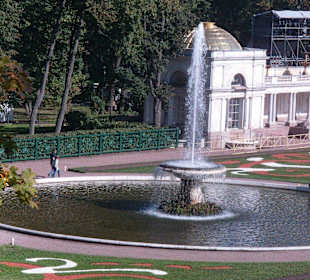 Brunnen u Fontänen im Park