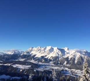 Blick von der Piste auf den Dachstein