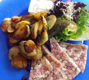 Hausgemachte Eisbeinsülze mit Bratkartoffeln