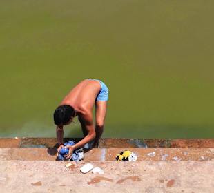 Pranie ubrania w Gangesie